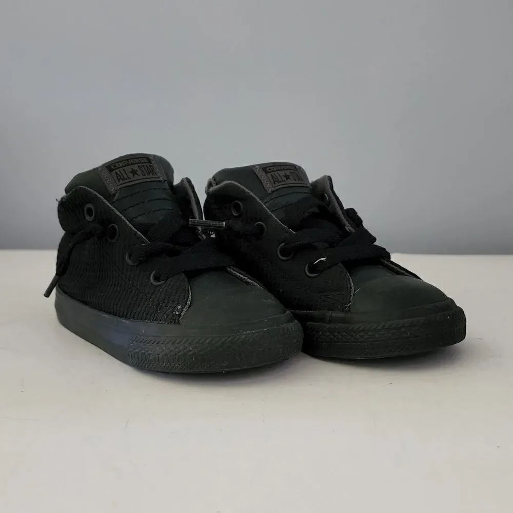 Converse Chuck Taylor athletic shoes kids size 7